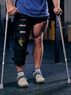 Exactech Knee Replacement Lawsuit Update 2025 injured-bodybuilder-leg-bandage-with-crutches